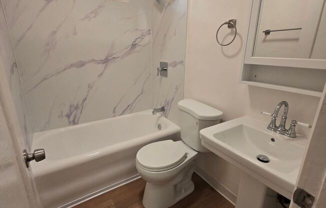2 beds, 1 bath, $1,569, Unit 204