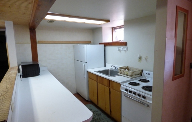 2 beds, 1 bath, $1,050, Unit # #B