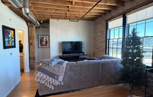 2 beds, 1 bath, 933 sqft, $2,350, Unit 404