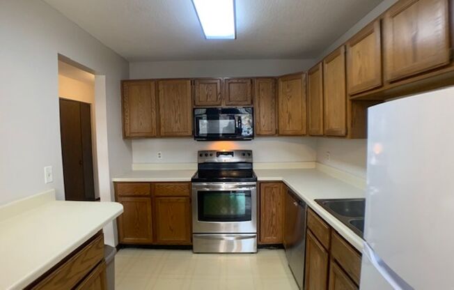 2 BR, 2 BA Condo  in the Heart of Roseville!