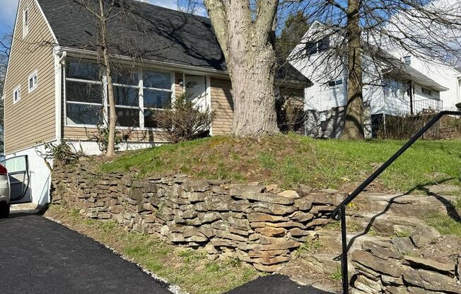 Great 4BR, 1 1/2BA Single Family Home in Penn Hills