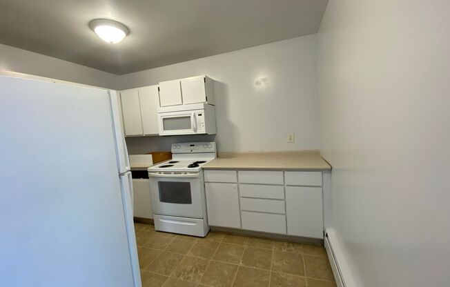 2 beds, 1 bath, 595 sqft, $995, Unit UNIT 4037-101