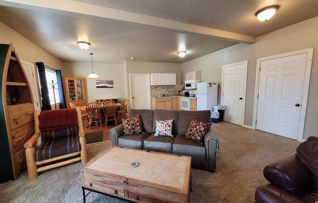 Furnished: Peaceful & Quiet 1/1, Just Outside of Bend! 30-day Minimum Stay.