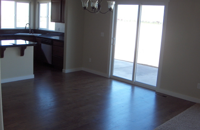 Super Meridian Location!!! Many upgrades, gorgeous  4 bedroom 2.5 bath fenced yard. Community Pool