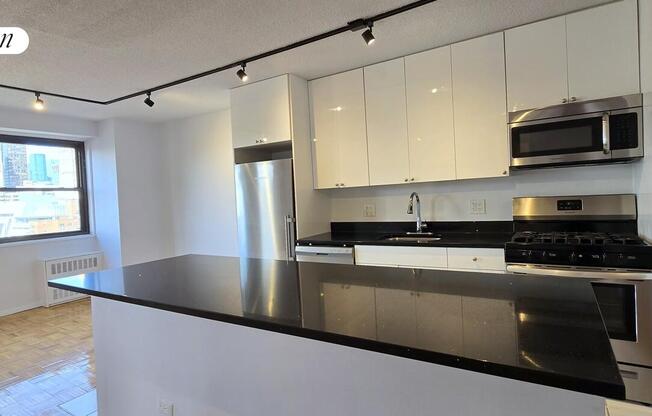 2 beds, 1 bath, $7,300, Unit 23F