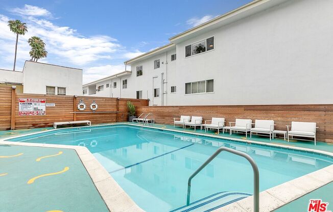 2 beds, 1 bath, $2,580, Unit 320