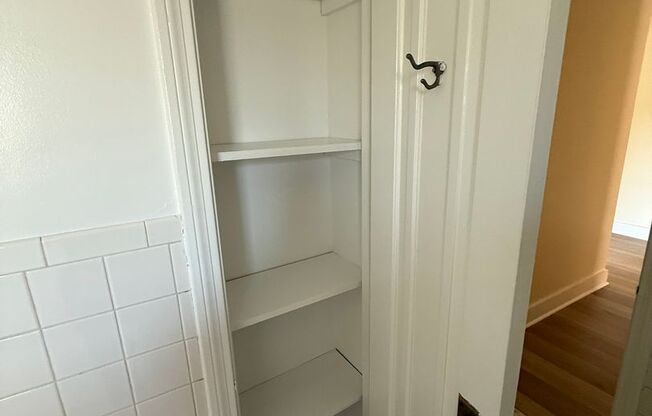 1 bed, 1 bath, 572 sqft, $1,510, Unit Old King Edward 21