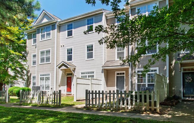 Raleigh Retreat: Modern 3BR Townhome with Stylish Finishes
