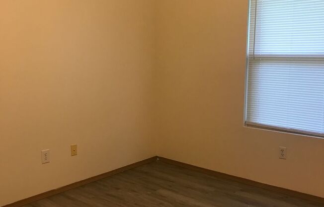 2 beds, 1 bath, 800 sqft, $695, Unit 4