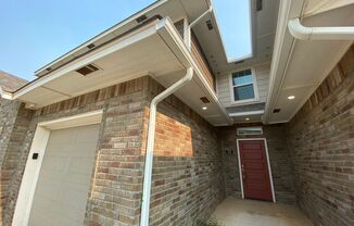 3 Bed 2 Bath 1 Car Garage Townhome *  Moore Schools & Storm Shelter*