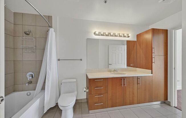 2 beds, 2 baths, $2,600, Unit # 3702