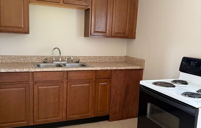 2 Bedroom duplex with garage, Washer and Dryer, close to everything!!!!