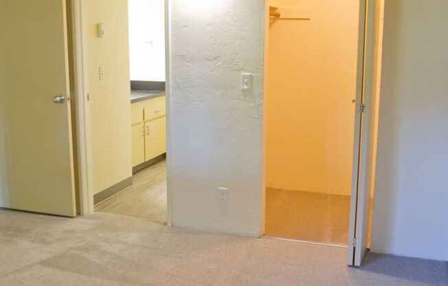 2 beds, 1 bath, 840 sqft, $1,597, Unit 1915