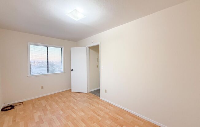 3 beds, 1 bath, $2,800, Unit 1719