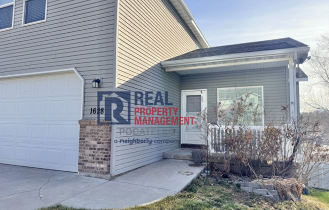 3 bed 2.5 bath 2 car garage house - Pet friendly