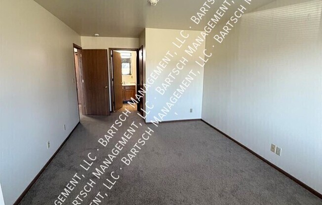 4909 W EDGERTON AVE