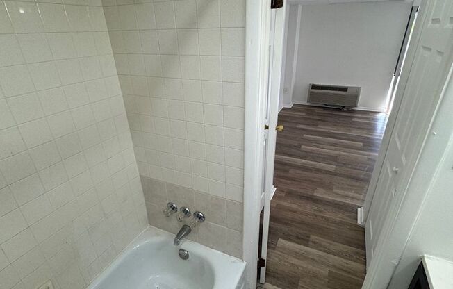 Studio, 1 bath, 550 sqft, $600, Unit 100