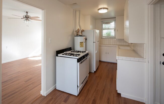 *OPEN HOUSE: 5/3 1-2PM* 2 BR in the Heart of Hillcrest with Parking  ~ Cats OK!