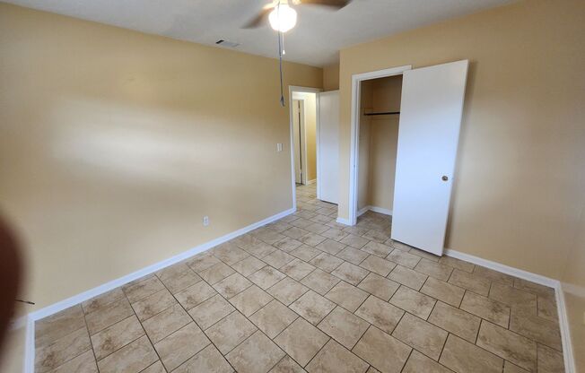 3 beds, 1 bath, $950