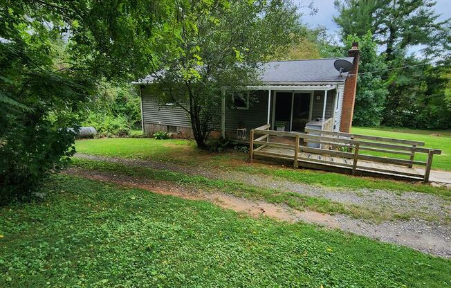 Swannanoa Rental-Large Yard!