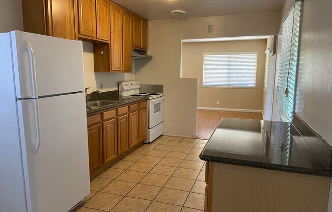 Well maintained 2 bed/1 bath unit in heart of Walnut Creek