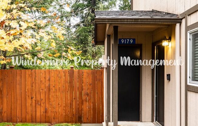 *AVAILABLE NOW!* Conveniently located 2 bed with fenced backyard