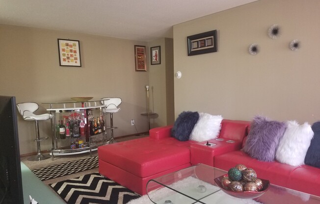 2 beds, 1 bath, $1,170, Unit 70017