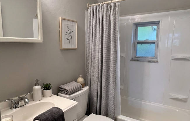 2 beds, 1 bath, 975 sqft, $1,385, Unit 3311S