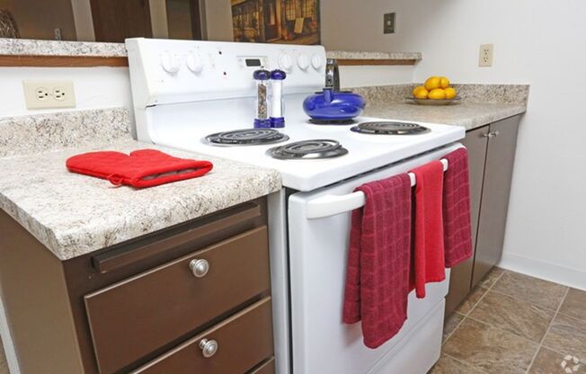 2 beds, 1 bath, 895 sqft, $1,679, Unit E101