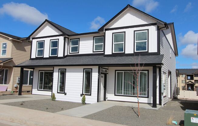 Modern design 3-bed, 2.5-bath duplex