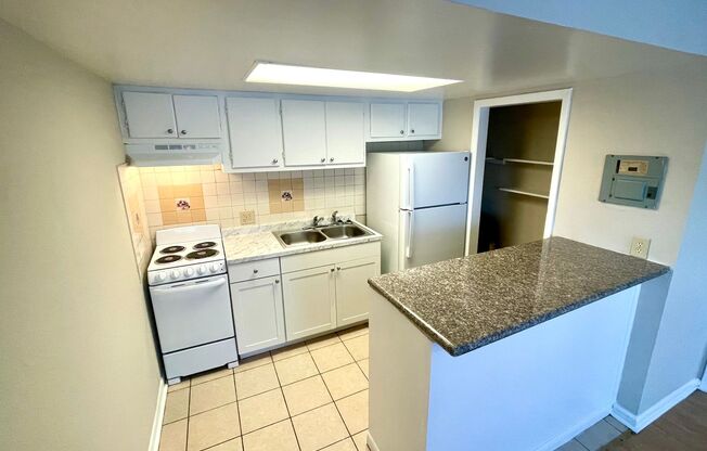MOVE IN SPECIAL! 1BD/1BA Apartment off Curry Ford in Henley Park Apartments!
