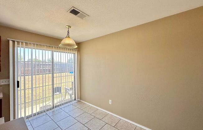 2 beds, 1 bath, 913 sqft, $850, Unit 5910 B Greengate