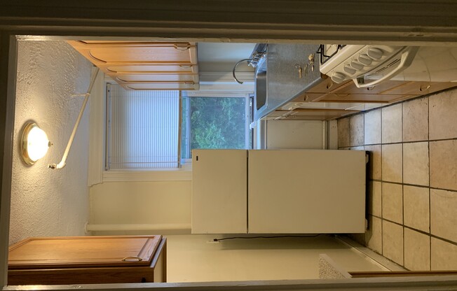 2 beds, 1 bath, $2,950, Unit 4