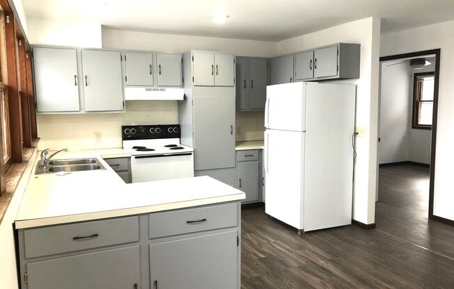 2 beds, 1 bath, $890