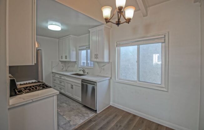 Remodeled & Incredibly Charming, 1BR1BA North MB Walkstreet Apartment in Well-Kept Ranch Style Building 100 Yards to Beach!