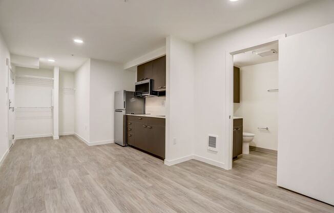 Studio, 1 bath, 250 sqft, $995, Unit B04
