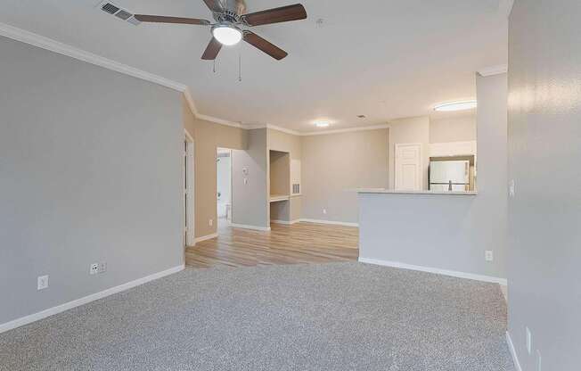 2 beds, 1 bath, 912 sqft, $1,516