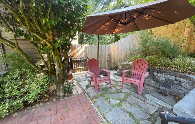 Historic 2-Bedroom Home with Vintage Charm: A Nature Lover’s Retreat in the City!