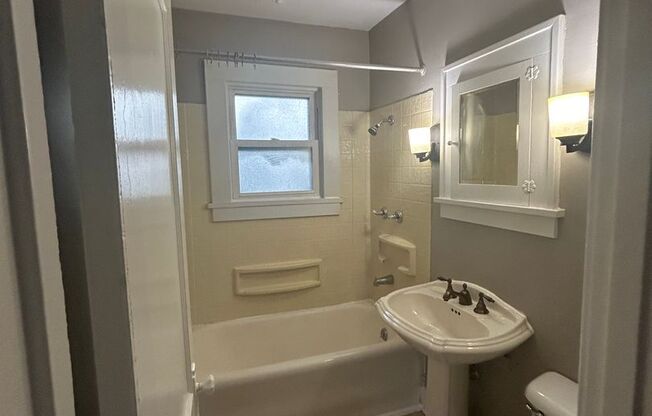 2 beds, 1 bath, $1,050