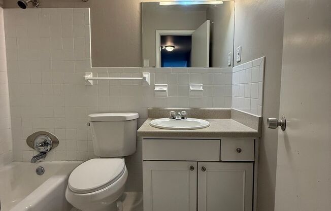 2 beds, 1 bath, 1,000 sqft, $1,195, Unit B24