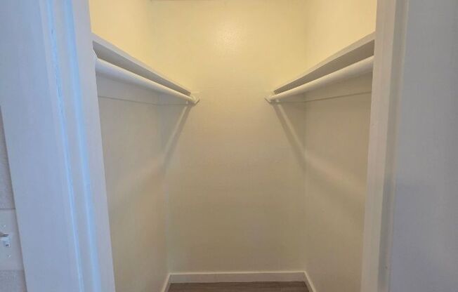 1 bed, 1 bath, 700 sqft, $1,096, Unit ELP2200-216