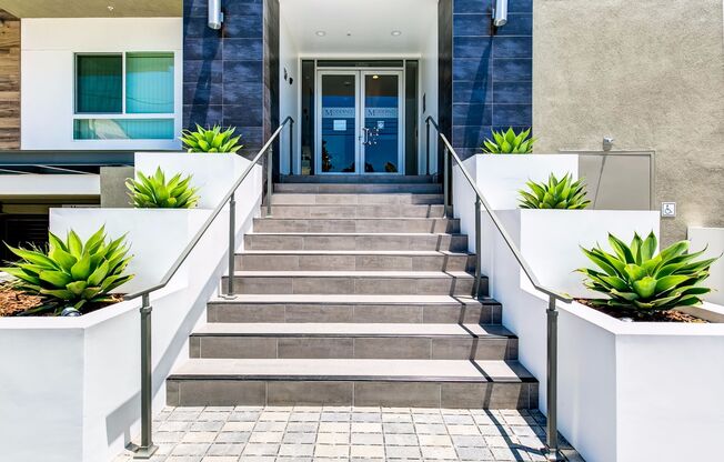 MODERNO Luxury Living East