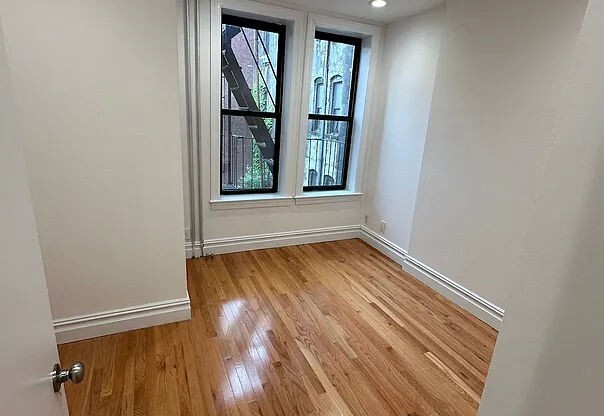 493 7 AVE