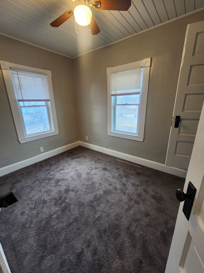 Spacious 3 Bedroom Duplex Near 10th and Sherman Dr.