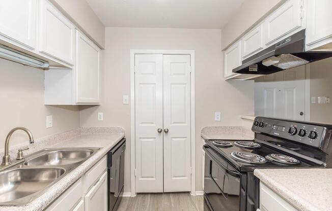 2 beds, 2 baths, 932 sqft, $999