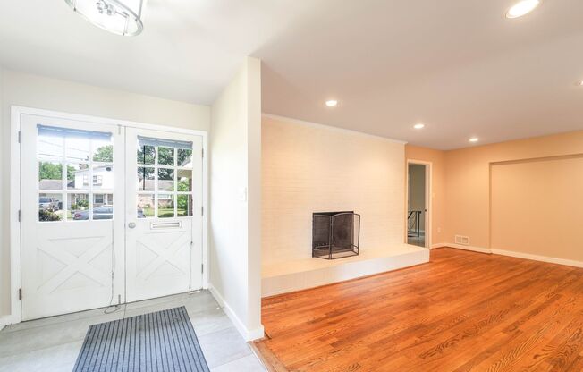 5 BD 3 BA Oxon Hill, MD home is ideal for commuters