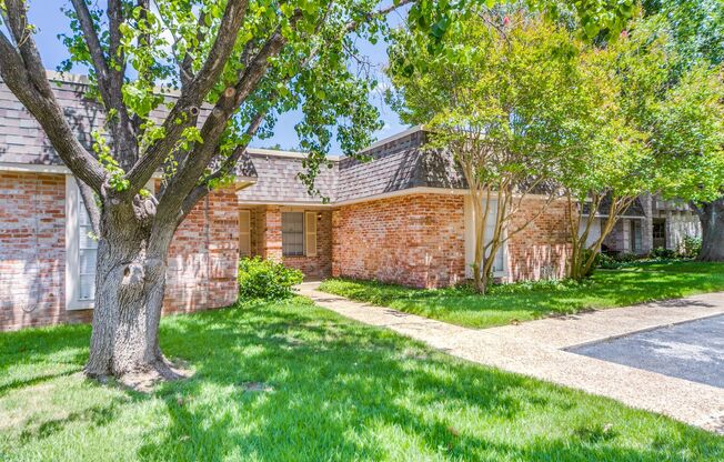 RENOVATED SINGLE-STORY ALAMO HEIGHTS CONDOMINIUM