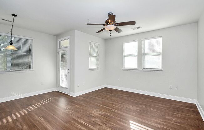 One -bedroom 5 mins from uptown Charlotte! Water included!