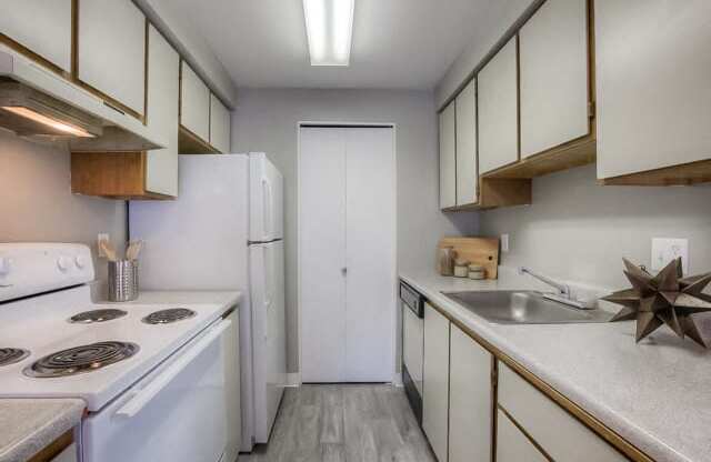 Fully Furnished Kitchen at Waverly Gardens Apartments, Oregon