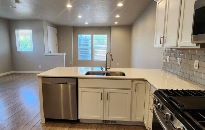 1 MONTH FREE(OAC) 4-bed, 3.5-bath Townhome Available early June